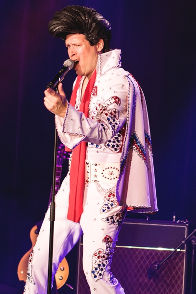 Oliver Klein parodiert einen Elvis Imitator